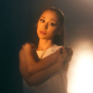 Foto promocional de Ariana Grande para divulgar a nova musica 